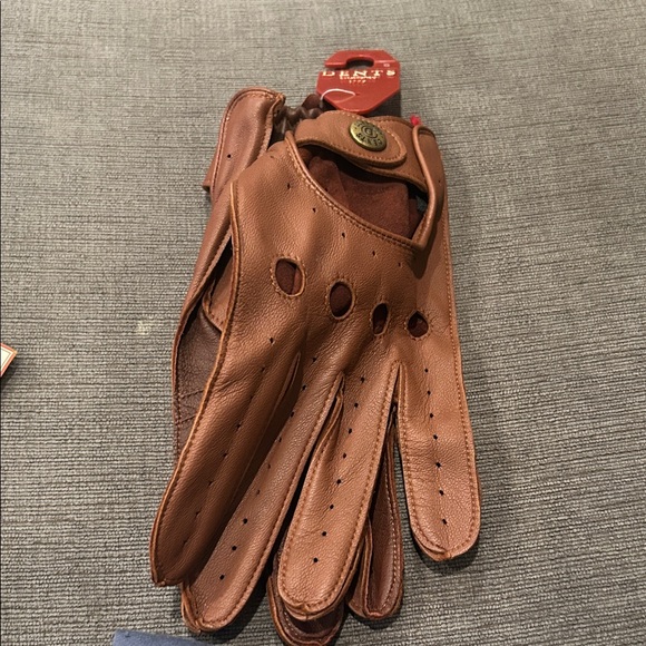 Elegant Tan Leather Driving Gloves - Picture 1 of 5
